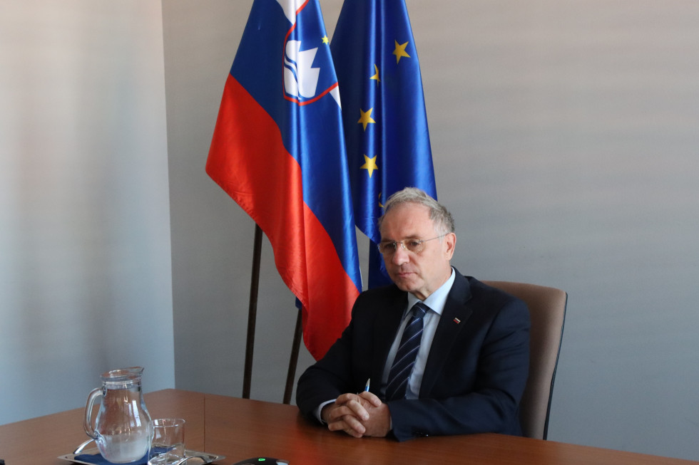 Minister Aleš Hojs za sejno mizo