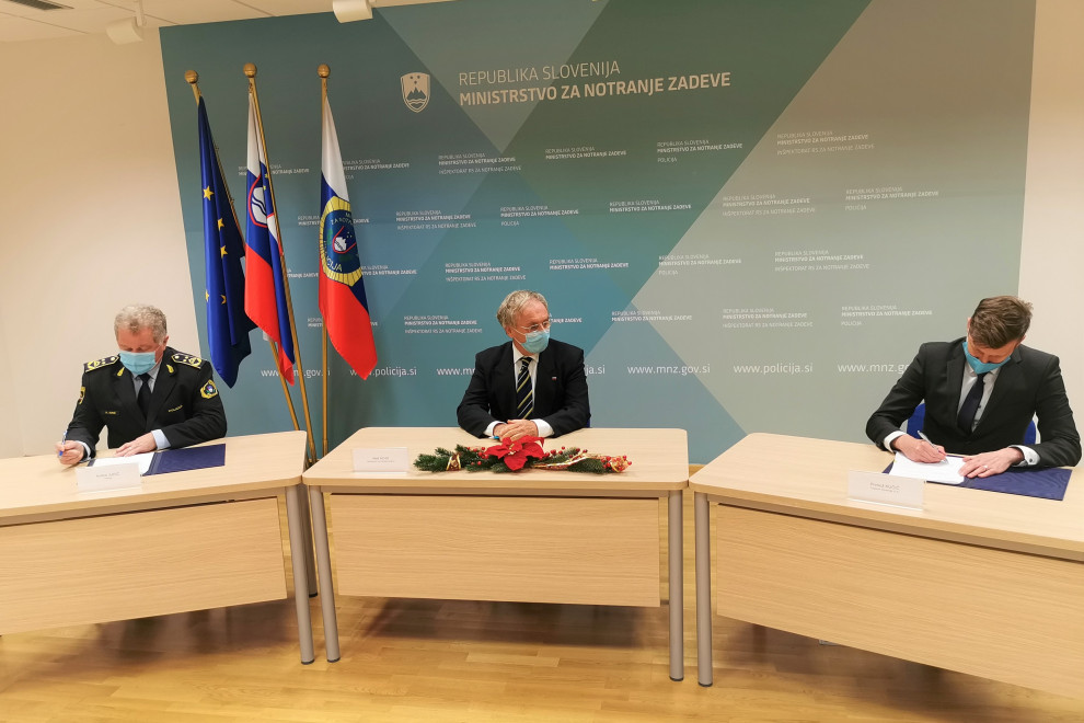 V. d. generalnega direktorja policije Andrej Jurič, minister za notranje zadeve Aleš Hojs in predstavnik Telekoma Slovenije Primož Kučič pri podpisu pogodbe