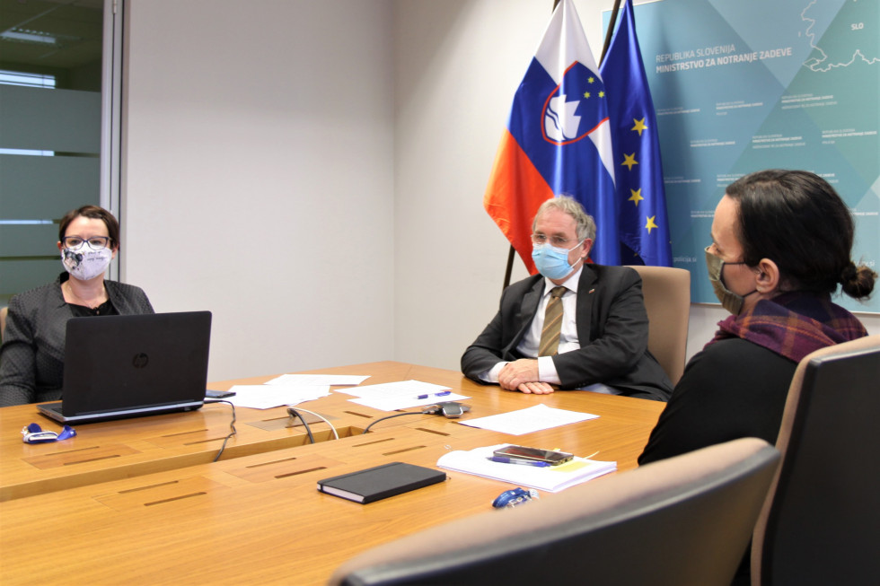 Minister Aleš Hojs with co-workers at the videoconference