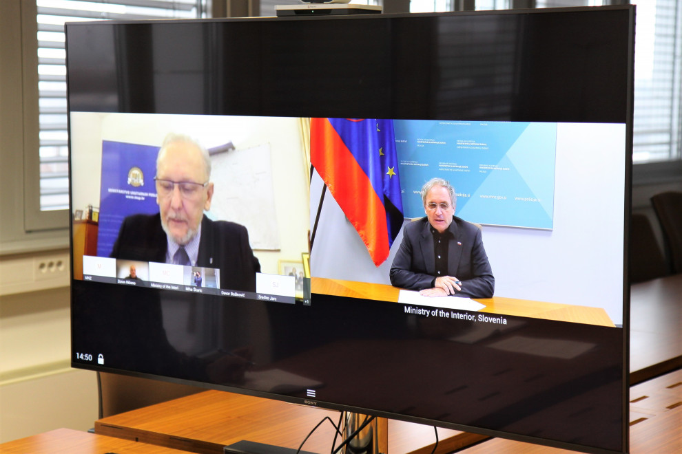 Videokonferenca slovenskega in hrvaškega notranjega ministra Hojsa in Božinovića