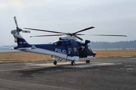 Novi helikopter, v ozadju stari helikopter