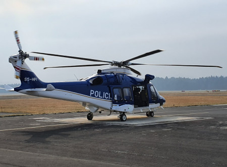 Novi helikopter, v ozadju stari helikopter