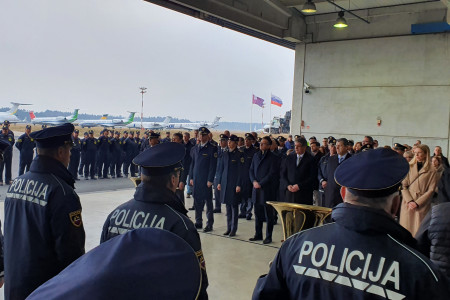 Policisti, vodstvo policije in ministrstva stojijo na slovesnosti.