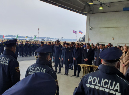 Policisti, vodstvo policije in ministrstva stojijo na slovesnosti.