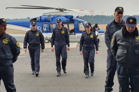 Policisti letalske enote, v ozadju helikopter