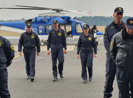 Policisti letalske enote, v ozadju helikopter
