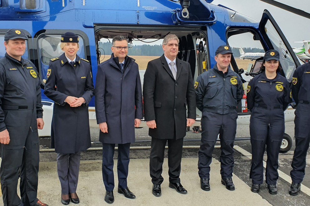 Predsednik vlade, generalna direktorica policije, minister za notranje zadeve s sodelavci pred novim policijskim helikopterjem