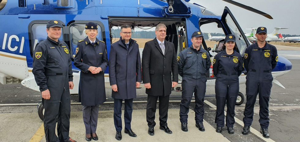 Predsednik vlade, generalna direktorica policije, minister za notranje zadeve s sodelavci pred novim policijskim helikopterjem