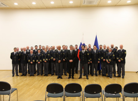 Minister Poklukar s člani Policijskega orkestra