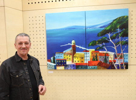 Petrit Ahmeti ob svoji sliki, na sliki hiše ob morju