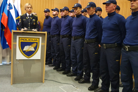 Nagovor generalne direktorice policije mag. Tatjane Bobnar, zraven v vrsti stojijo policisti