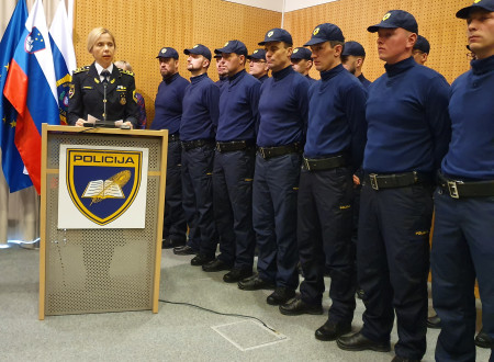 Nagovor generalne direktorice policije mag. Tatjane Bobnar, zraven v vrsti stojijo policisti