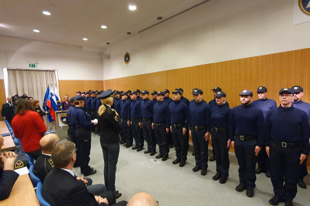 Zbrani policisti stojijo v dveh vrstah