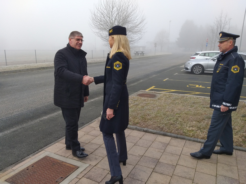 Minister Boštjan Poklukar in generalna direktorica policije mag. Tatjana Bobnar se rokujeta