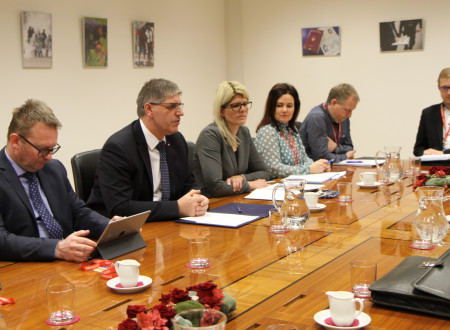 Minister Boštjan Poklukar vodi sestanek