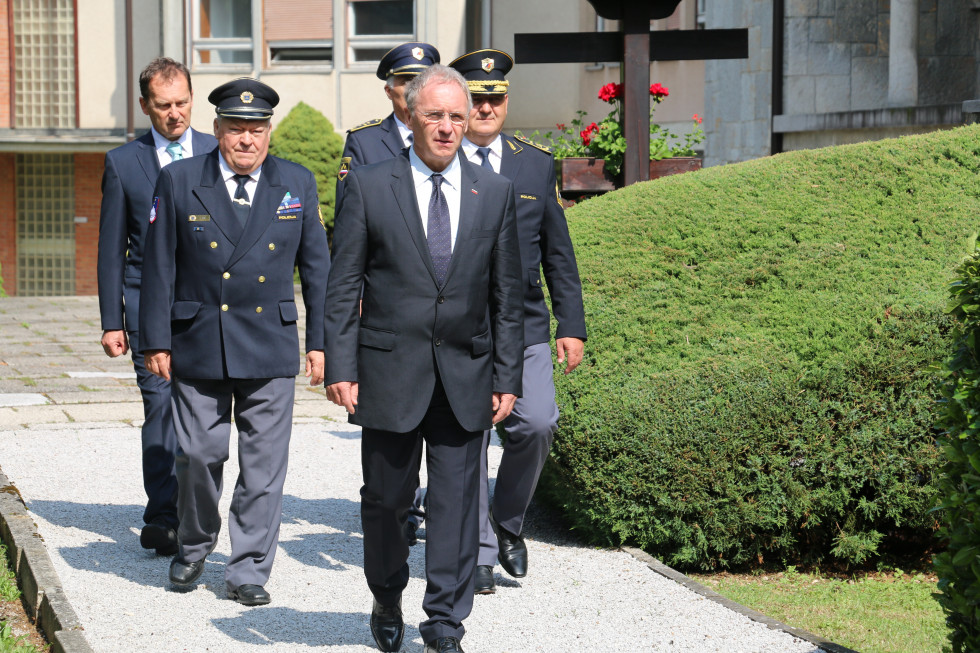 Minister Hojs z vodstvom policije in Združenja Sever proti spominskima obeležjema v Tacnu