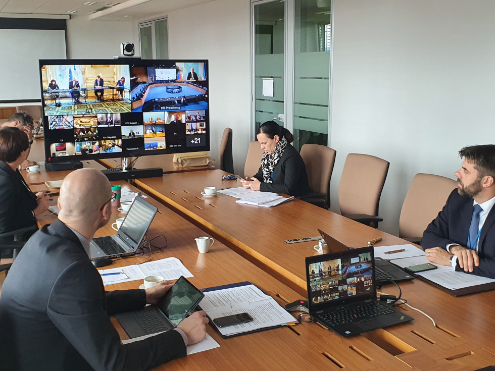 Zasedanje sveta notranjih ministrov prek videokonference, na ekranu so vidni drugi ministri
