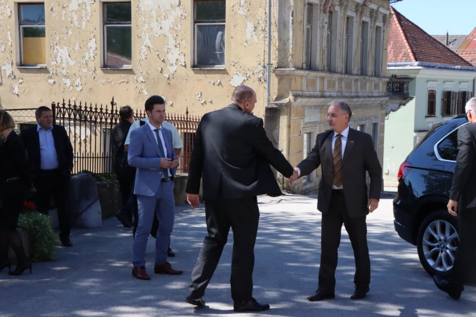 Rokovanje ministra Hojsa in župana Metlike Zevnika