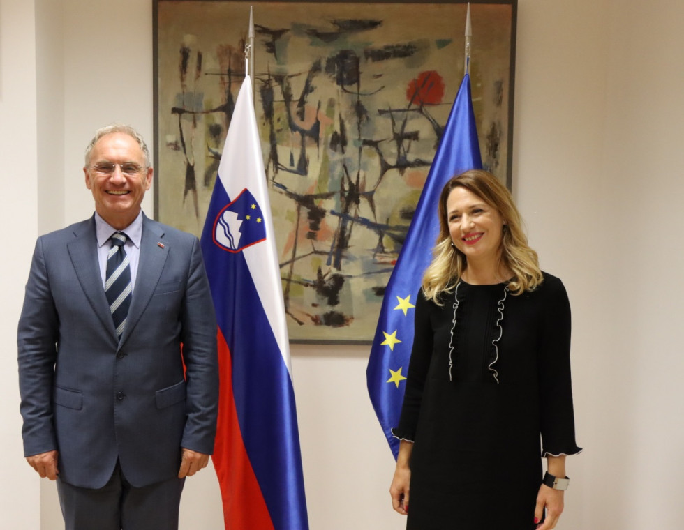 Minister Aleš Hojs in veleposlanica Republike Srbije Zorana Vlatković pred zastavami