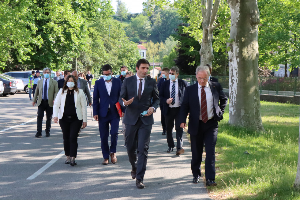 Minister Aleš Hojs in župan Nove Gorice Klemen Miklavič s sodelavci na sprehodu v Novi Gorici