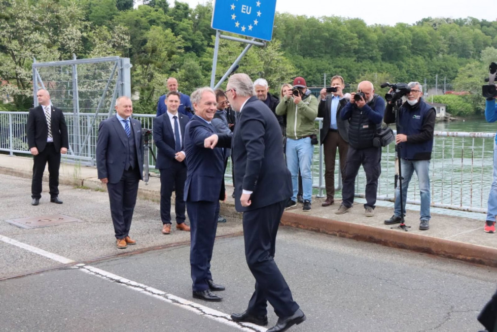 Srečanje notranjih ministrov Slovenije Aleša Hojsa in Hrvaške Davorja Božinovića na Mejnem prehodu Ormož