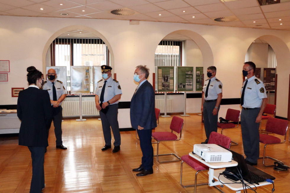 Minister Hojs in v. d. generalnega direktorja policije Travner na srečanju v policijskem muzeju