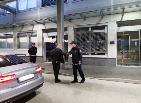 Minister Aleš Hojs pozdravlja policista Postaje mejne policije Jelšane.