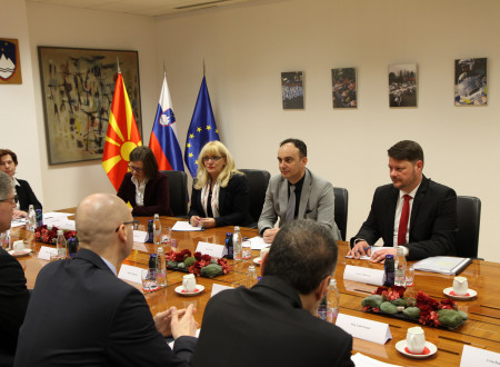 Sestanek slovenske in makedonske delegacij za sejno mizo