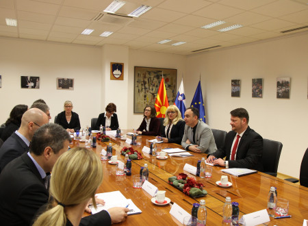 Sestanek slovenske in makedonske delegacij za sejno mizo