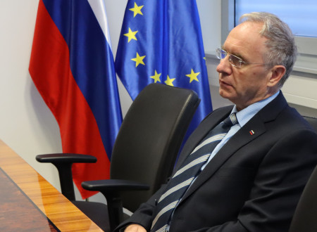 Minister Aleš Hojs za mizo v svoji pisarni