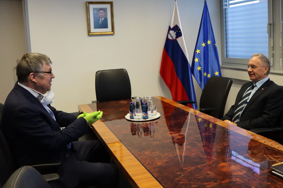 Minister za notranje zadeve Aleš Hojs je gostil češkega veleposlanika v Sloveniji Juraja Chmiela.