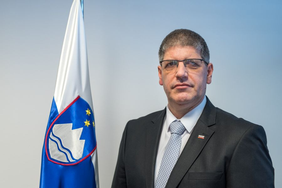 Minister Boštjan Poklukar ob slovenski zastavi