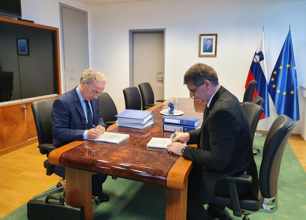 Minister Aleš Hojs in Boštjan Poklukar ob podpisu primopredajnega zapisnika