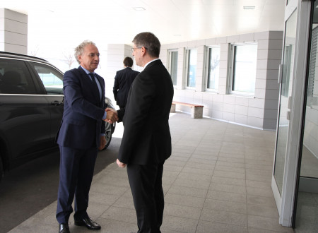 Boštjan Poklukar je pozdravil novega ministra Aleša Hojsa pred vhodom v minnistrstvo.