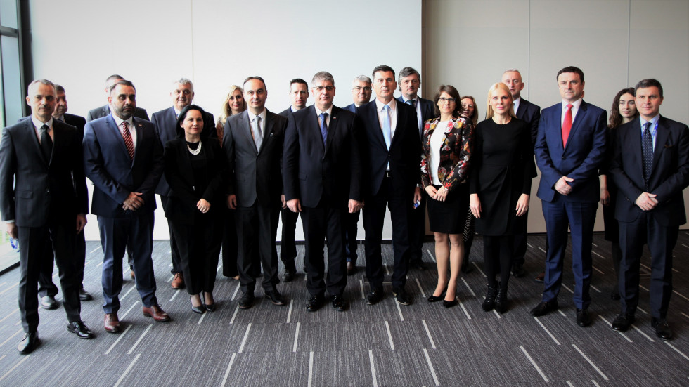 Skupinska fotografija sodelujočih na konferenci