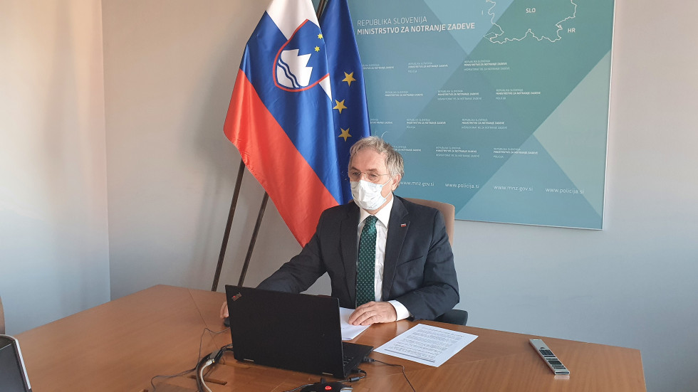 Minister Aleš Hojs na videokonferenčnem zasedanju
