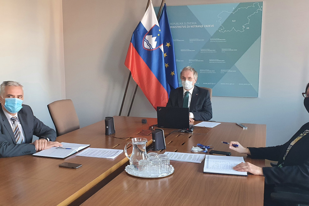 Minister Aleš Hojs with co-workers at the videoconference