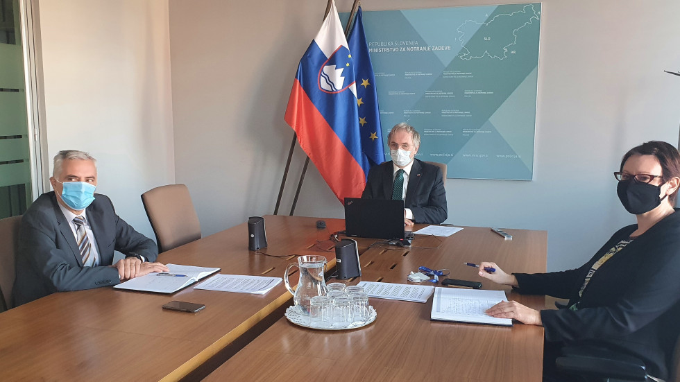 Minister Aleš Hojs with co-workers at the videoconference