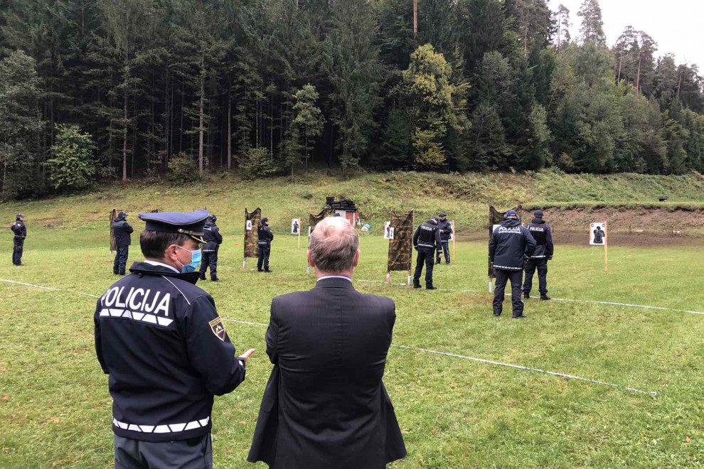 Minister Aleš Hojs si je ogledal strelsko vajo na strelišču Žančani.