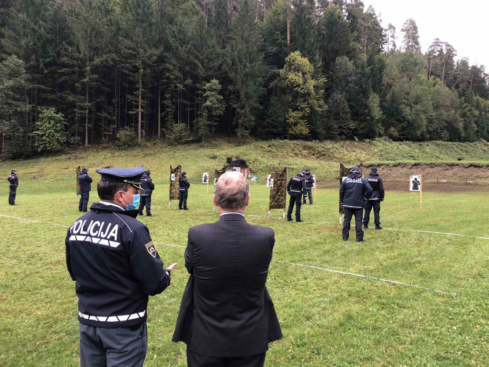 Minister Aleš Hojs si je ogledal strelsko vajo na strelišču Žančani.