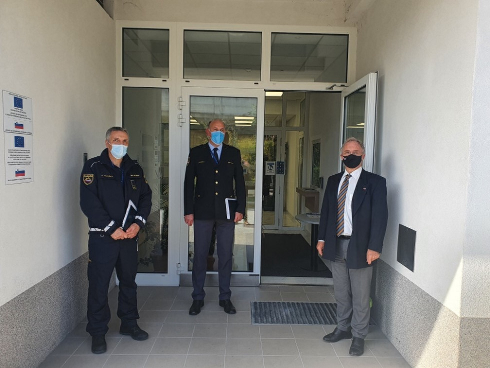 Minister za notranje zadeve Aleš Hojs s policistoma pred stavbo Centra za tujce 
