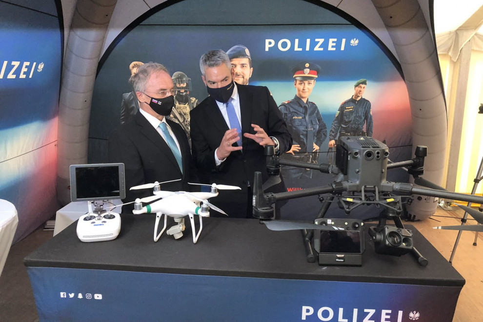 Ministra Hojs in Nehammer si ogledujeta opremo