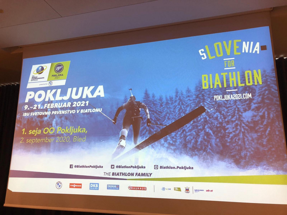 Biatlonec na plakatu za svetovno prvenstvo na Pokljuki leta 2021