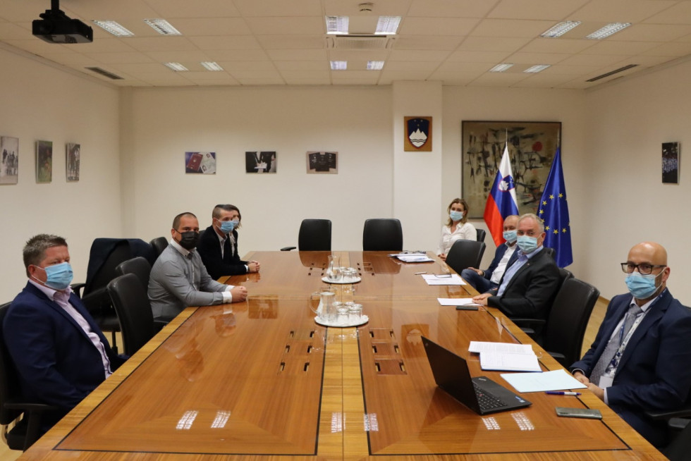 Vodstvo ministrstva in vodstvo Sindikata policistov Slovenije na sestanku