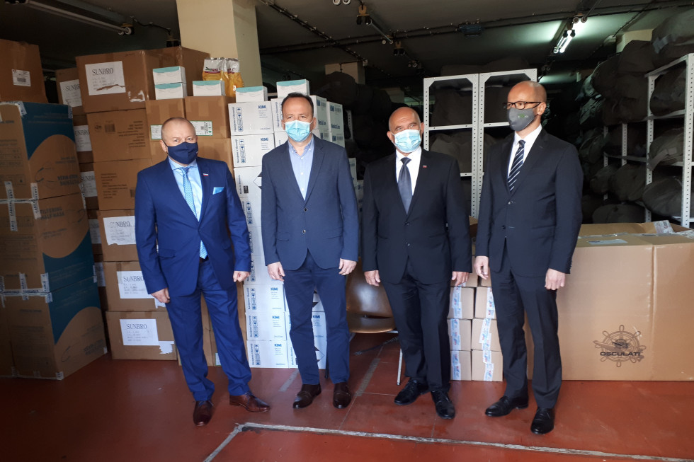 Državna sekretarja Kangler in dr. Predalič sta črnogorski strani predala slovensko donacijo zaščitnih mask in razkužil.
