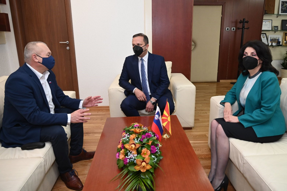 Pogovor državnega sekretarja Franca Kanglerja z ministrom za notranje zadeve Severne Makedonije Oliverjem Spasovskim in državno sekretarko Magdaleno Nestorovsko.