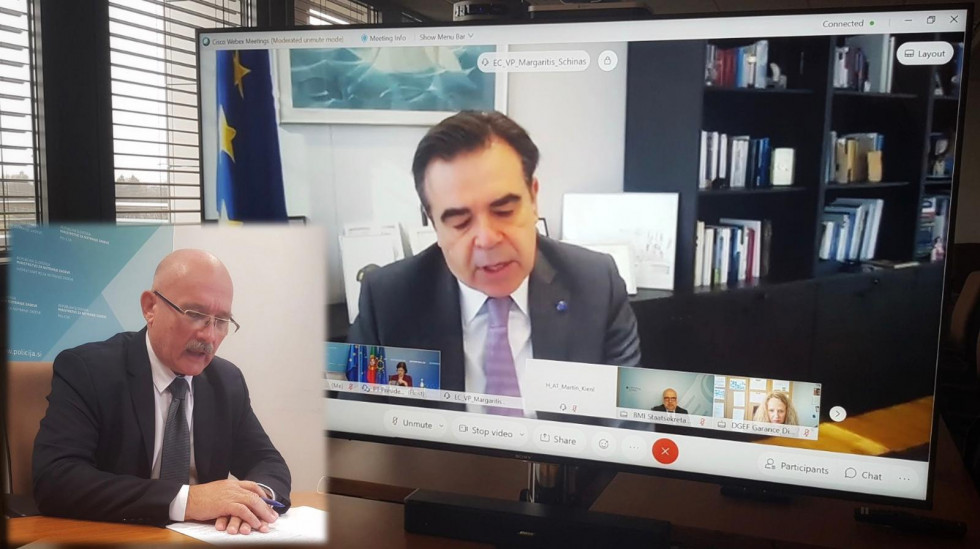 Državni sekretar dr. Božo Predalič na videokonferenčnem zasedanju o vključevanju, na zaslonu podpredsednik Evropske komisije Margaritis Schinas