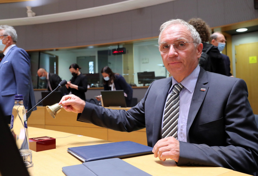 Minister Hojs at the beginning with a bell in his hand