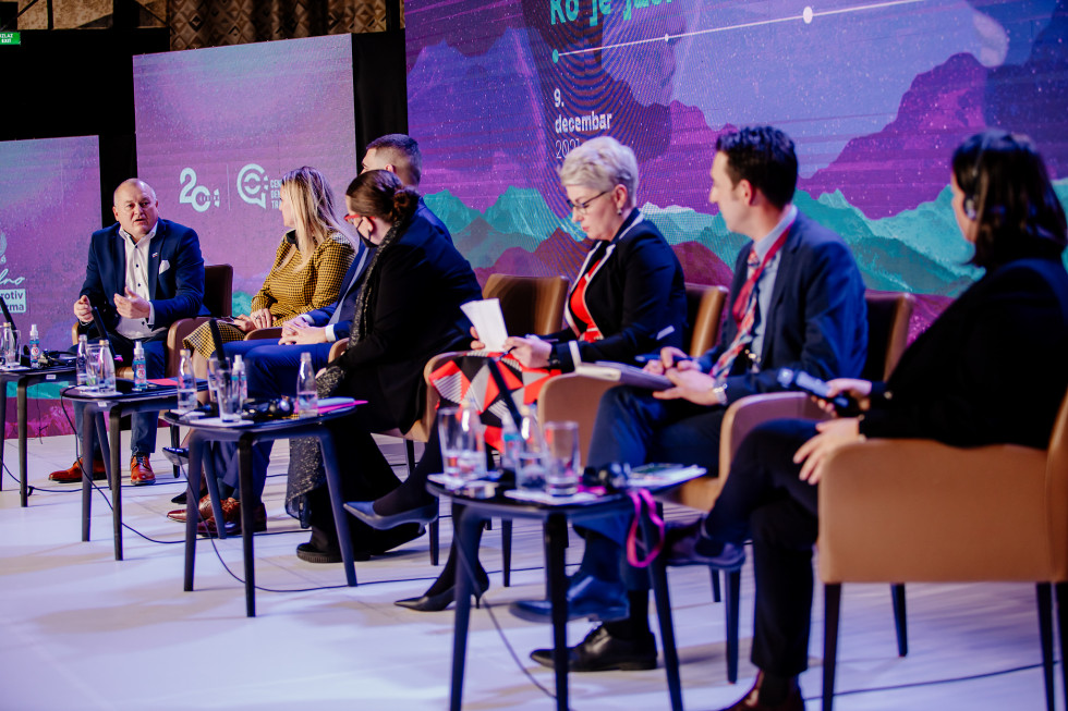 Državni sekretar Franc Kangler je sodeloval na panelu o ekstremizmu, panelisti sedijo na odru