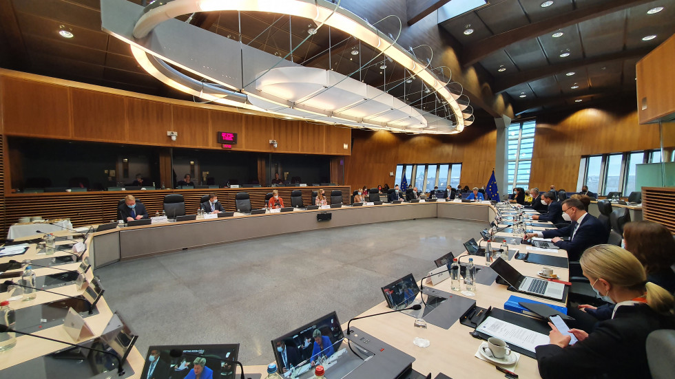 Participants sit in the hall in a circle